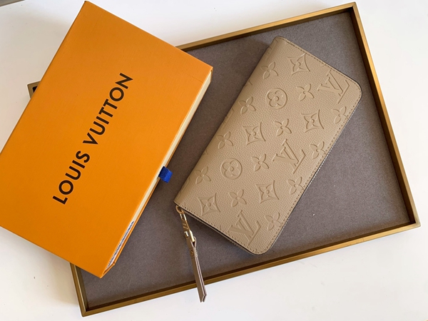 LVコピーウォレット着用イメージ